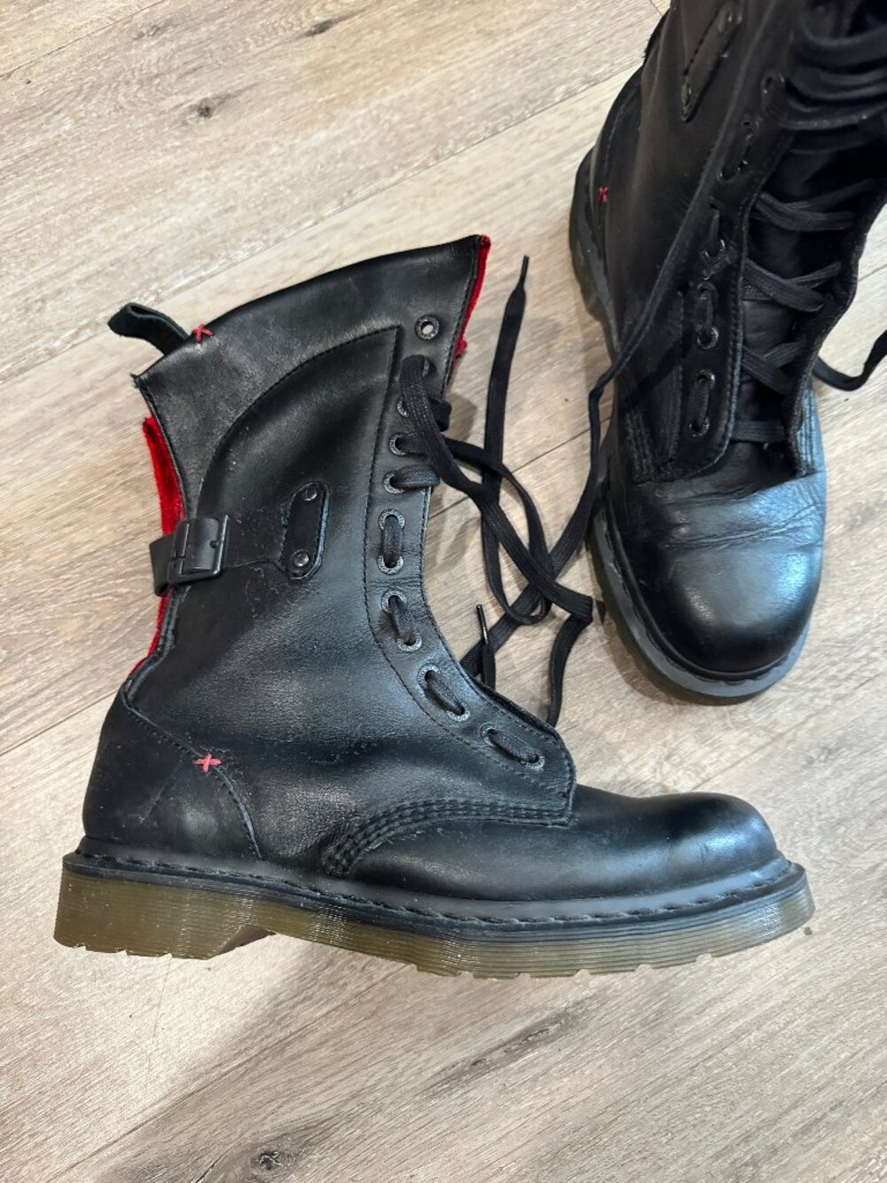 Dr. Martens 11554 13-eye combat boot. - Picture 4 of 11